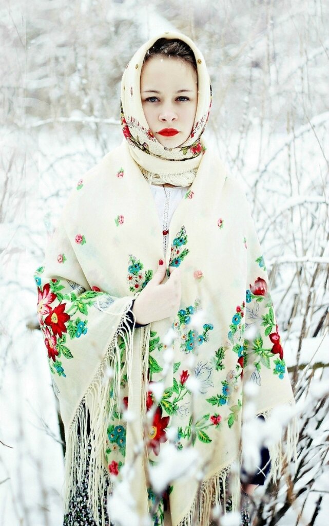 В русском платке зимой