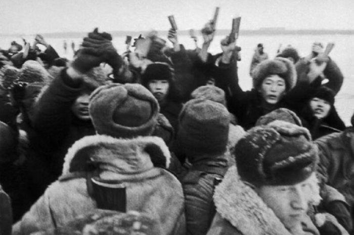 Толпа хунвэйбинов с цитатниками Мао Цзэдуна пытается ворваться на территорию СССР. Кадр из фильма «Что случилось на Уссури»./Фото: image2.thematicnews.com